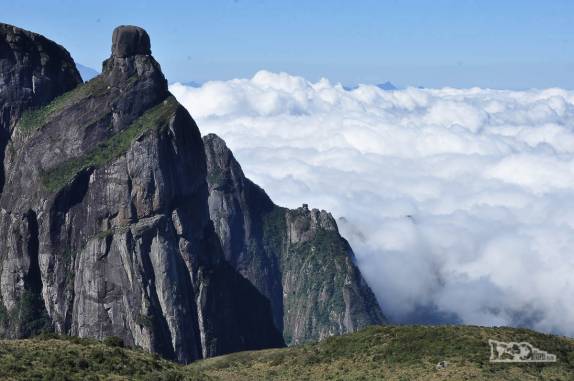 Nuvens vêm subindo o vale e já chegam ao Garrafão, no Parque Nacional da Serra dos Órgãos, no Rio de Janeiro. A diferença de tempo entre uma foto e outra é de uma hora